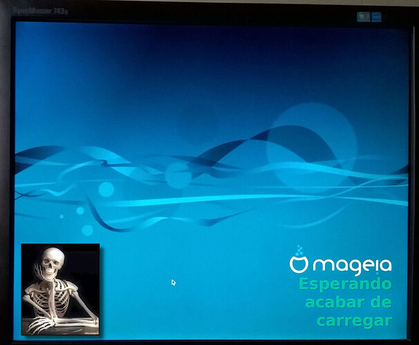 018-esperando-carregar-Mageia-IceWM